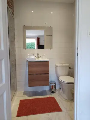 Salle de bains dans l'établissement Studio 6 équipé proche aéroport naval groupe