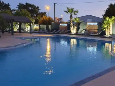 Piscine de l'établissement L'Aurore ou située à proximité