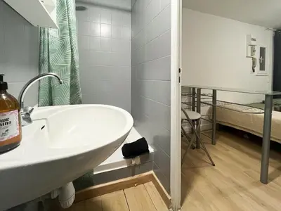 Salle de bains dans l'établissement studio 2 personnes la doutre