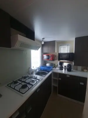 Cuisine ou kitchenette dans l'établissement Charmant mobil-home, piscine, wifi, climatisé