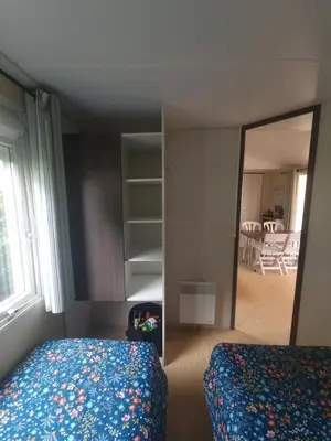 Un ou plusieurs lits dans un hébergement de l'établissement Charmant mobil-home, piscine, wifi, climatisé