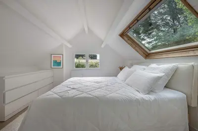 Un ou plusieurs lits dans un hébergement de l'établissement Maison avec jardin à deux pas de la plage