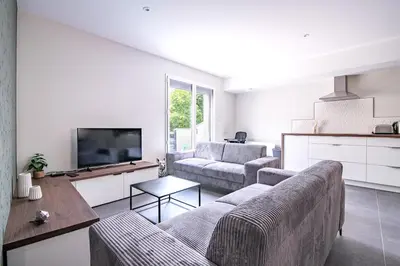 Télévision ou salle de divertissement dans l'établissement Le Balcon de la Barbinière