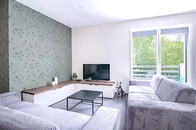Télévision ou salle de divertissement dans l'établissement Le Balcon de la Barbinière