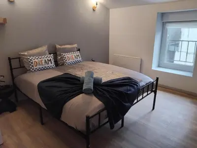 Un ou plusieurs lits dans un hébergement de l'établissement Au bon VERGER Appartement en coeur de ville hyper centre