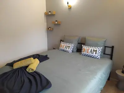 Un ou plusieurs lits dans un hébergement de l'établissement Au bon VERGER Appartement en coeur de ville hyper centre