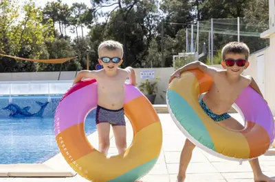 Piscine de l'établissement ZEcamping 4 étoiles parc aquatique club enfant animations dog friendly ou située à proximité