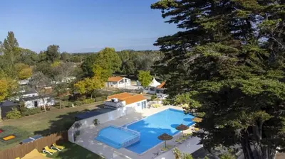 Piscine de l'établissement ZEcamping 4 étoiles parc aquatique club enfant animations dog friendly ou située à proximité
