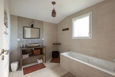 Salle de bains dans l'établissement L'air de Riez