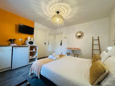 Un ou plusieurs lits dans un hébergement de l'établissement Casa Saint Joseph - Studio Premium Orange