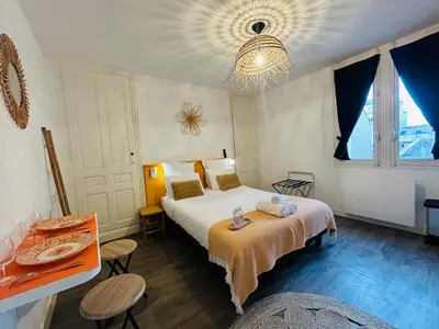 Un ou plusieurs lits dans un hébergement de l'établissement Casa Saint Joseph - Studio Premium Orange