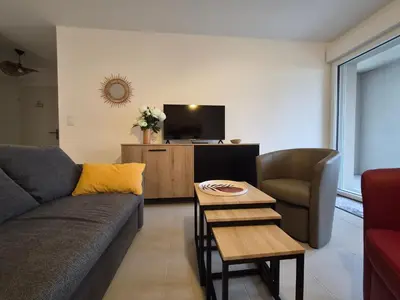 Télévision ou salle de divertissement dans l'établissement Charmant T3 avec terrasse à Pornic, près de la plage - FR-1-364-187