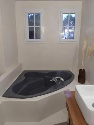 Salle de bains dans l'établissement Pomme de Pin