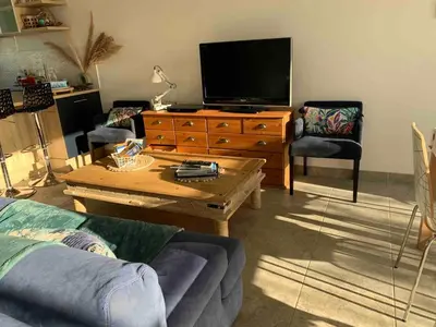Télévision ou salle de divertissement dans l'établissement Maison 3 CH - plein pied - jardin clos - 5' plage