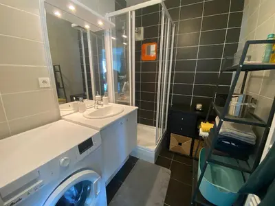 Salle de bains dans l'établissement T2 Lumineux Loggia & Parking proche Procé & Viarme