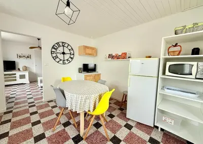 Cuisine ou kitchenette dans l'établissement A-Tribord