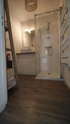 Salle de bains dans l'établissement Charmante maison t3 avec 2 chambres et jardin clos
