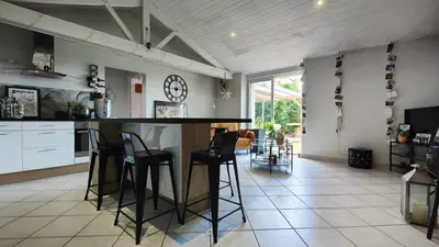 Cuisine ou kitchenette dans l'établissement Charmante maison t3 avec 2 chambres et jardin clos