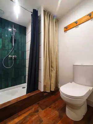 Salle de bains dans l'établissement Maison plain-pied avec jardin