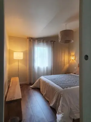 Un ou plusieurs lits dans un hébergement de l'établissement Maison plain-pied avec jardin