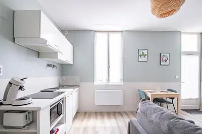 Cuisine ou kitchenette dans l'établissement L'Orangerie, centrale et cosy près du Puy dufou