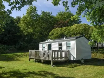 Jardin de l'établissement Mobil-home confortable avec terrasse pour 4 personnes - API-1-52-1361