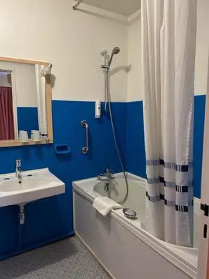 Salle de bains dans l'établissement Hotel le France, Redon