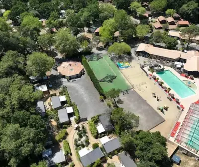 Piscine de l'établissement Chalet Ptit Kabana 1 ou située à proximité