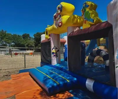 Aire de jeux pour enfants de l'établissement Chalet Ptit Kabana 1