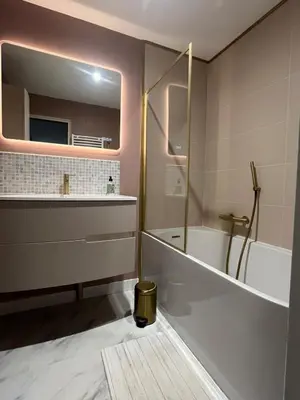 Salle de bains dans l'établissement Grande maison 8-10 P avec balcon vue mer