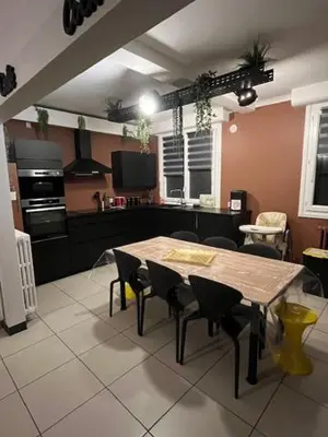 Cuisine ou kitchenette dans l'établissement Grande maison 8-10 P avec balcon vue mer