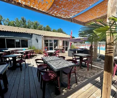 Restaurant ou autre lieu de restauration dans l'établissement Chalet Ptit Kabana 2