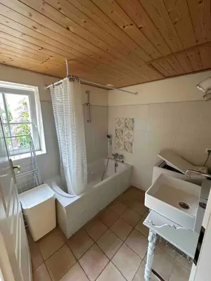 Salle de bains dans l'établissement Maison calme et agréable proche de la mer