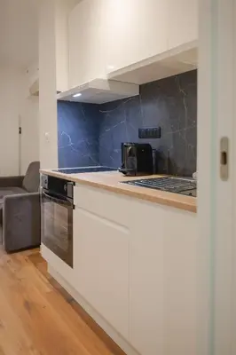 Cuisine ou kitchenette dans l'établissement charmant studio avec terrasse exterieure - coeur de ville