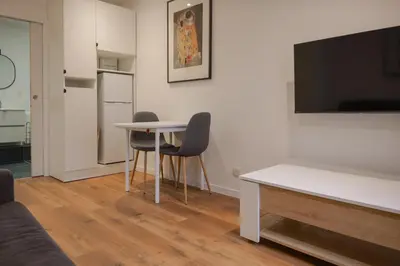 Télévision ou salle de divertissement dans l'établissement charmant studio avec terrasse exterieure - coeur de ville