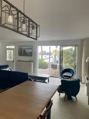 Coin salon dans l'établissement Maison 16 couchages, 10 min de la plage