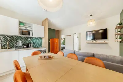 Cuisine ou kitchenette dans l'établissement Le Bosquet - spacieux et moderne 10p - proche gare