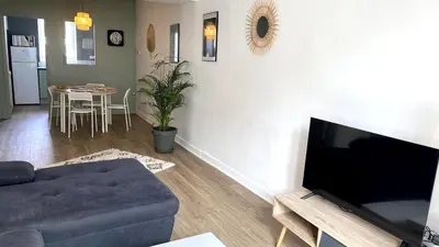 Télévision ou salle de divertissement dans l'établissement T2 Île de Nantes proche CHU avec Parking