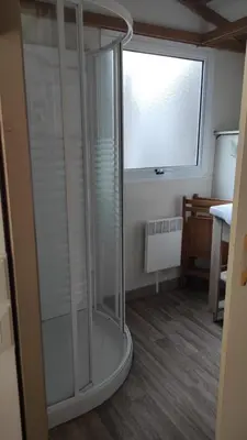 Salle de bains dans l'établissement Chalet KABANA