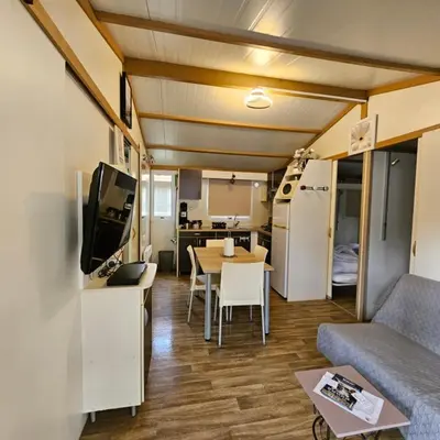 Télévision ou salle de divertissement dans l'établissement Chalet KABANA