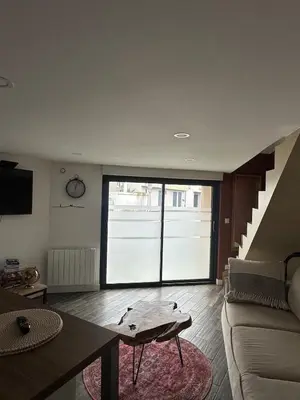 Télévision ou salle de divertissement dans l'établissement Maisonnette de ville
