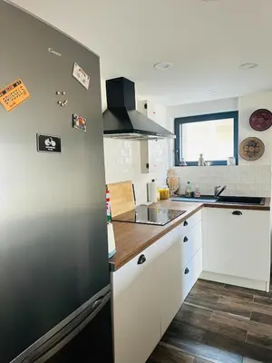 Cuisine ou kitchenette dans l'établissement Maisonnette de ville