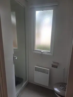 Salle de bains dans l'établissement Mobil-Home Siblu Bois Dormant 703
