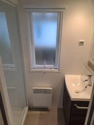 Salle de bains dans l'établissement Mobil-Home Siblu Bois Dormant 703