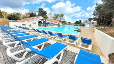 Piscine de l'établissement Mobil-Home Siblu Bois Dormant 703 ou située à proximité