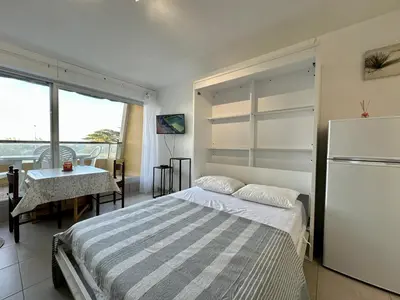 Un ou plusieurs lits dans un hébergement de l'établissement Grand studio à deux pas de la plage