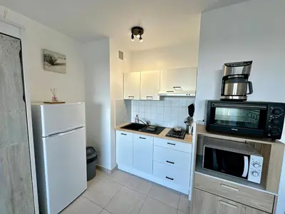 Cuisine ou kitchenette dans l'établissement Grand studio à deux pas de la plage
