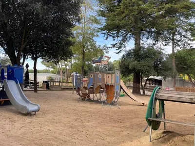 Aire de jeux pour enfants de l'établissement Séjour famille en Vendée - Mobil home 4 personnes avec terrasse & piscines