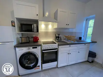 Cuisine ou kitchenette dans l'établissement Maison rénovée à Mortagne-sur-Sèvre avec terrasse et WiFi - FR-1-426-599