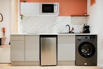 Cuisine ou kitchenette dans l'établissement charmant studio - coeur de ville - 2 personnes